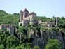Kerk gebouwd op een rots in het ruwe landschap van de Cahors